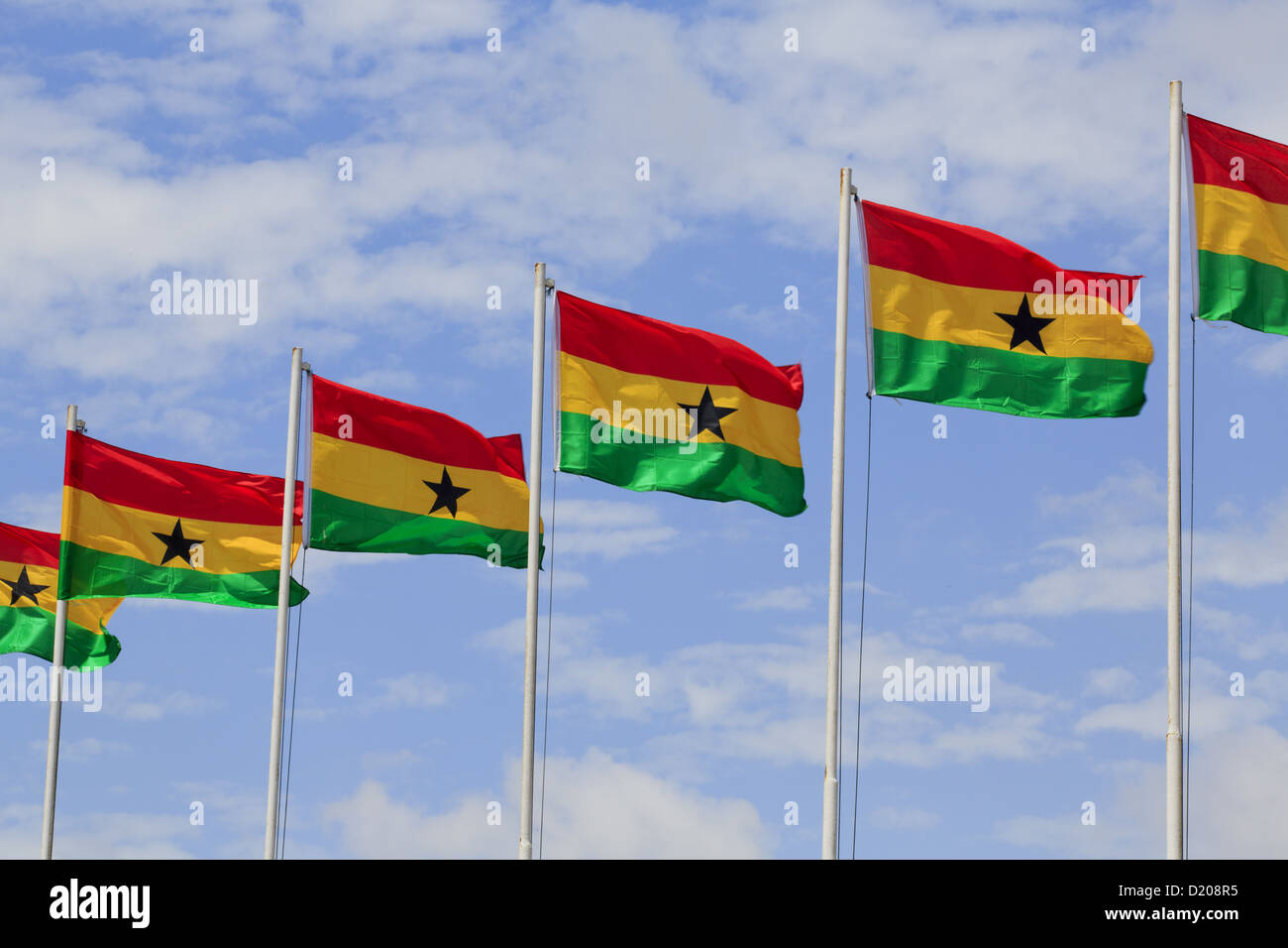 Ghana les drapeaux à la place de l'indépendance Banque D'Images
