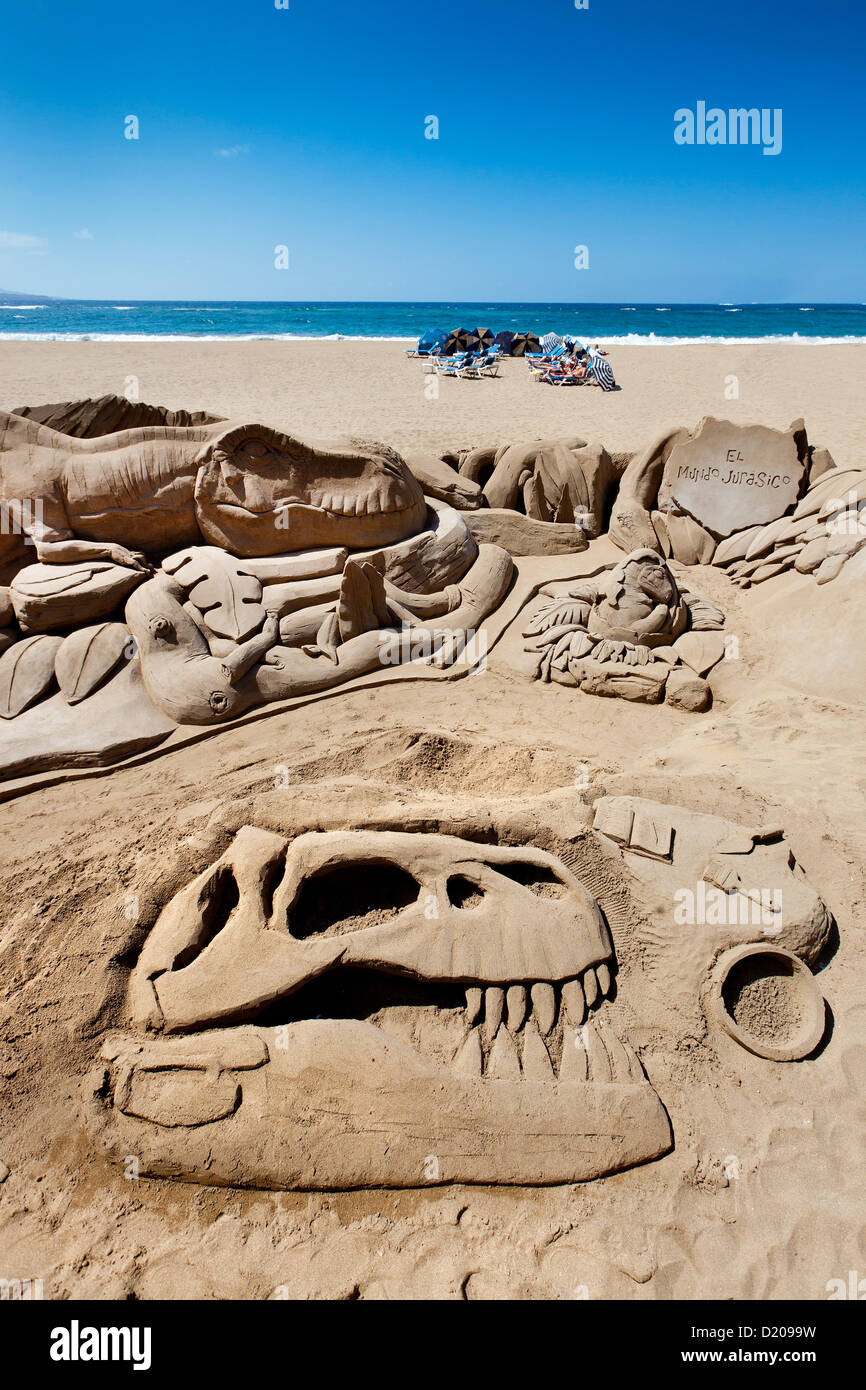 Sculptures de sable de dinosaures dans la lumière du soleil, Playa de Las Canteras, à Las Palmas, Gran Canaria, Îles Canaries, Espagne, Europe Banque D'Images