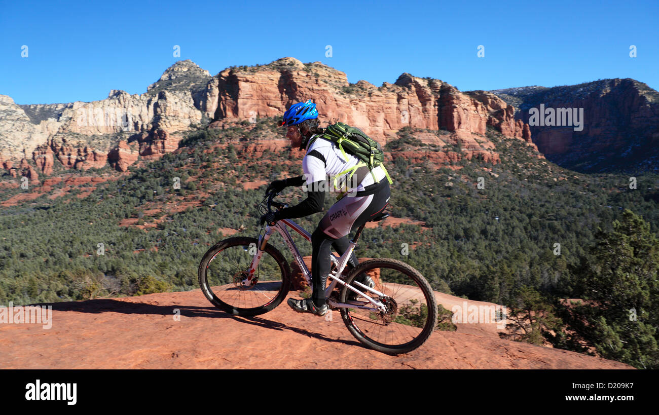Mountain biker explore Sedona, Arizona Banque D'Images