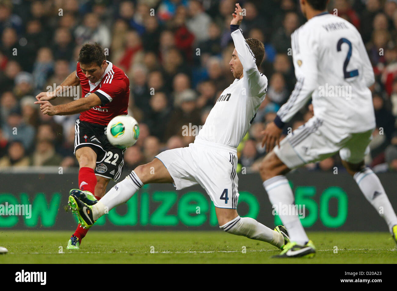 09.01.2013 ESPAGNE - Copa del Rey 16 Dernier match joué entre le Real Madrid CF vs Celta de Vigo (3-0) à Santiago Bernabeu Stadium. La photo montre Sergio Ramos (défenseur espagnol du Real Madrid) alors qu'il tente de bloquer le tir de Quique de Lucas Banque D'Images