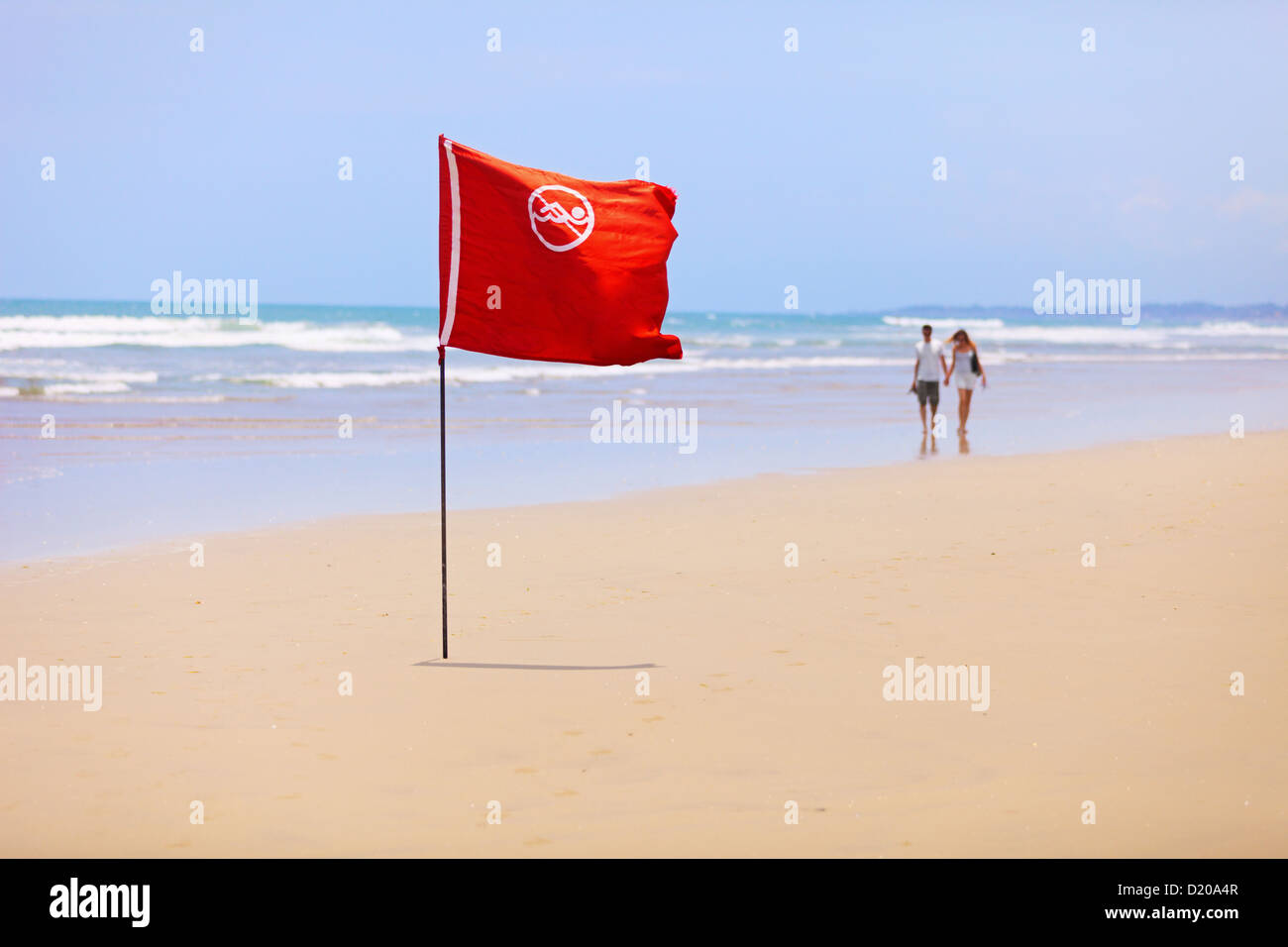 Plage tropicale et un drapeau rouge. La baignade est interdite ! Banque D'Images