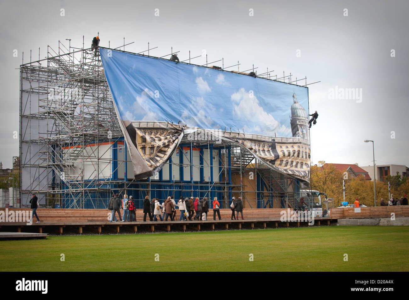 Berlin, Allemagne, les travailleurs obtenir un grand poster de la City Palace Banque D'Images