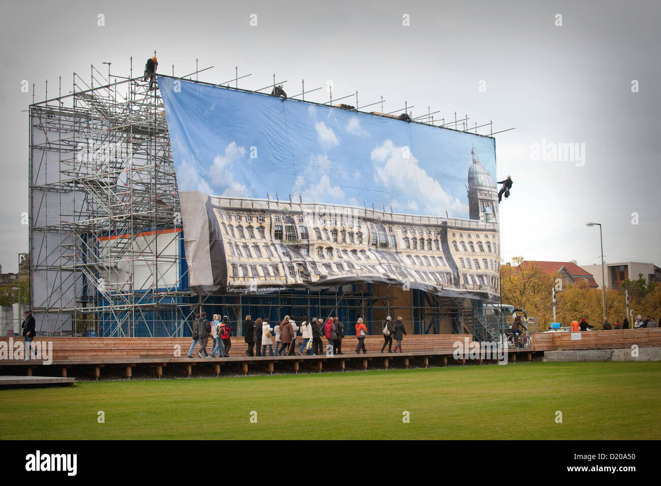 Berlin, Allemagne, les travailleurs obtenir un grand poster de la City Palace Banque D'Images