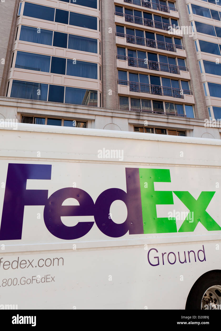 Camion de livraison FedEx Ground en face d'une tour à bureau Banque D'Images