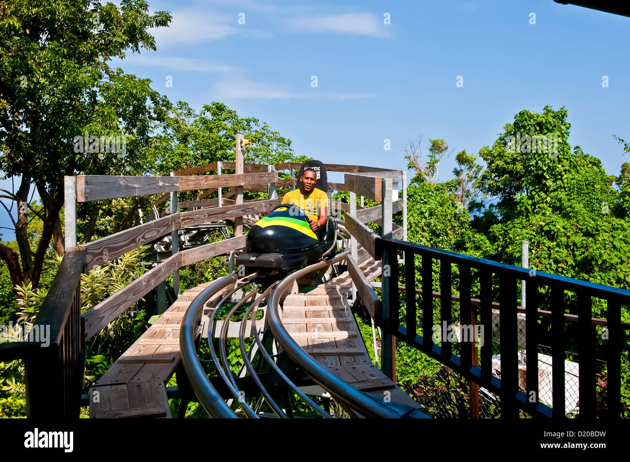 L'homme de la Jamaïque sur rainforest bobsled ride à l'attraction touristique de montagne mystique, Ocho Rios Jamaicas Banque D'Images