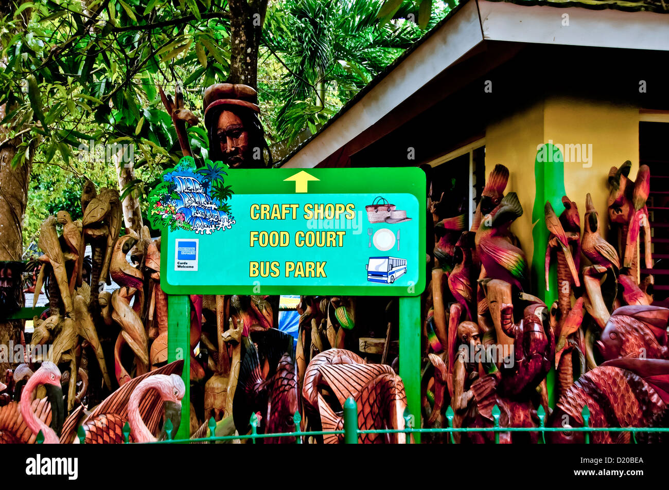 Marché artisanal à Dunns River Falls avec de nombreux souvenirs en bois sculpté Ocho Rios, Jamaïque Banque D'Images