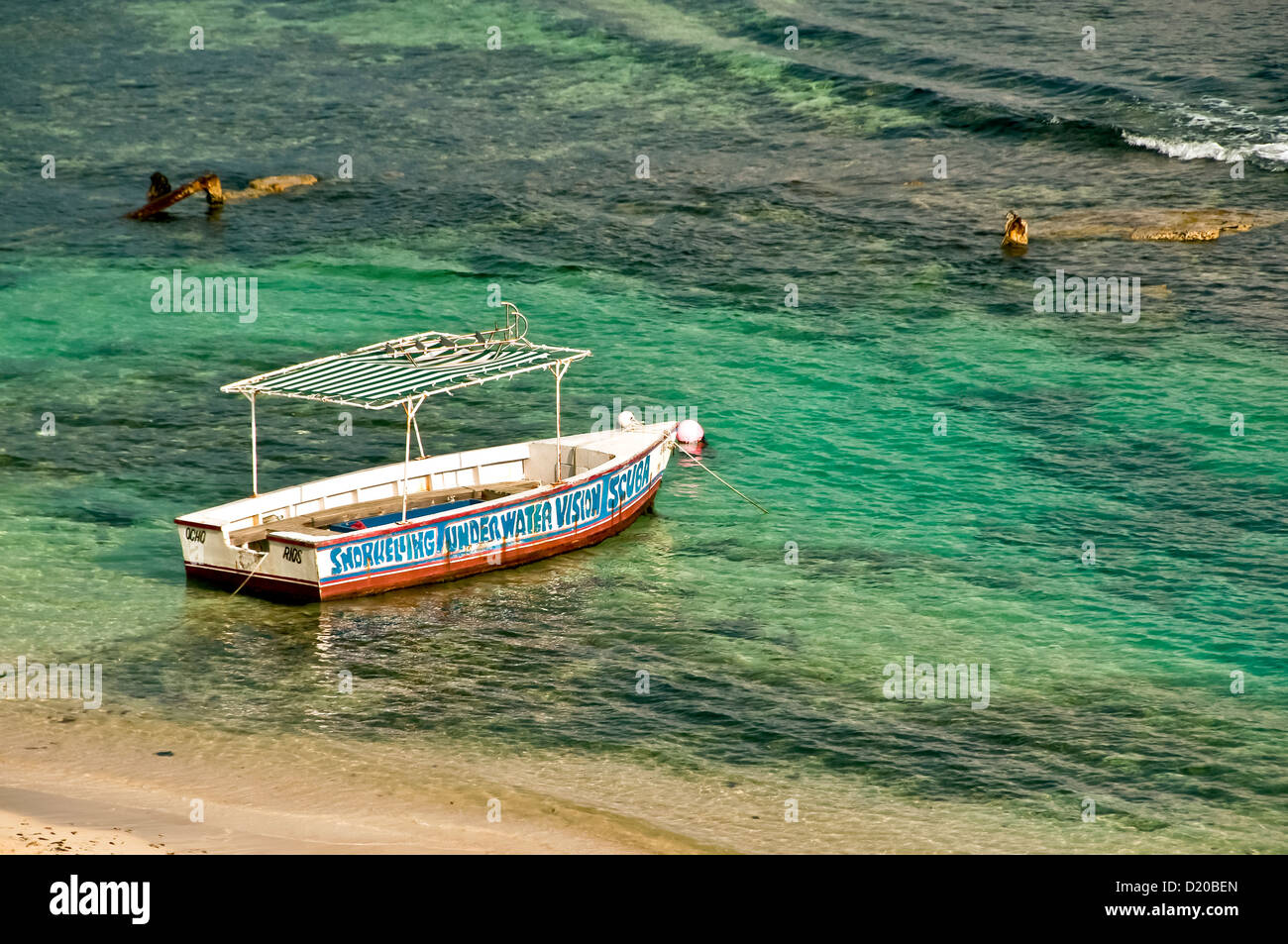 Tour en bateau à fond de verre coloré vieux bateau ancré au large, en attendant les touristes, Ocho Rios, Jamaïque Banque D'Images