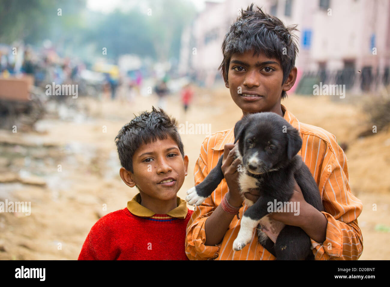 Les garçons dans un bidonville à Delhi, Inde Banque D'Images