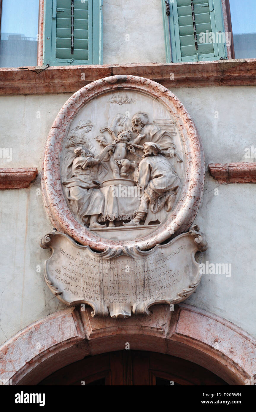 Italie, Trentin-Haut-Adige, Trento, Palais Salvadori, martyre et gloire du petit Simon Bas relief par Francesco Oradini Banque D'Images