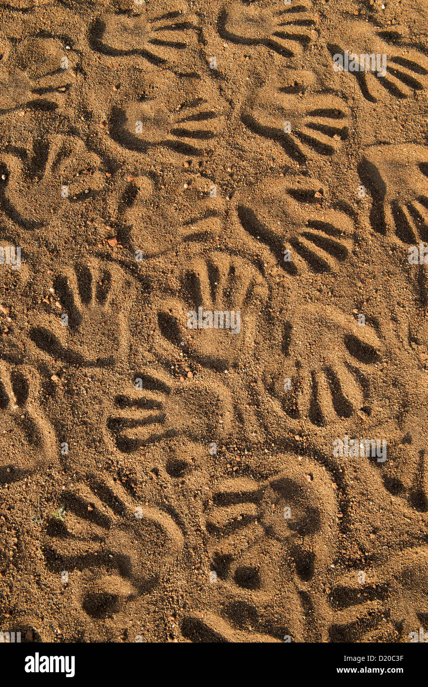 Imprime la main sur un modèle circulaire sur un chemin de terre. L'Inde Banque D'Images