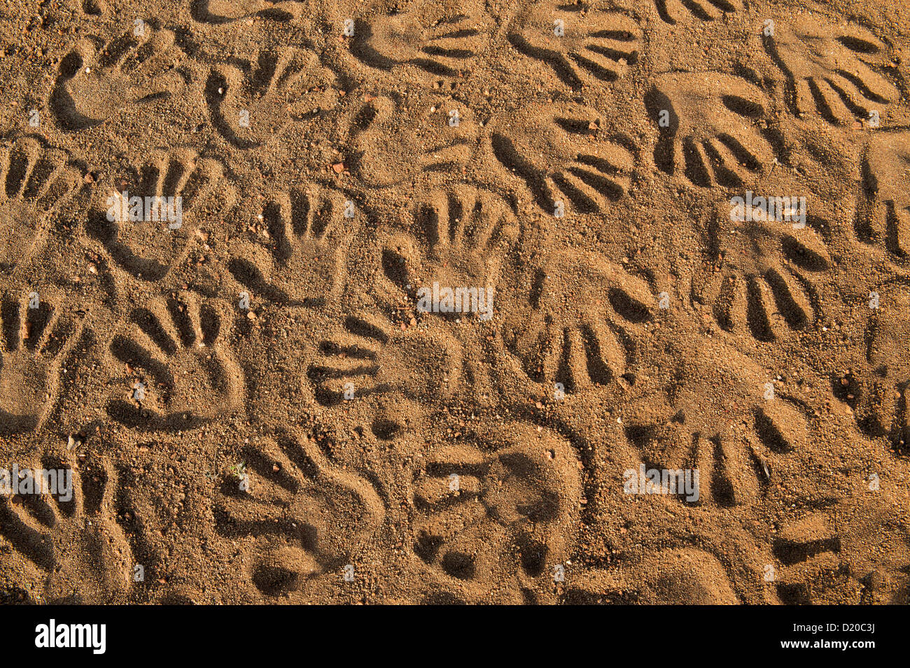 Imprime la main sur un modèle circulaire sur un chemin de terre. L'Inde Banque D'Images