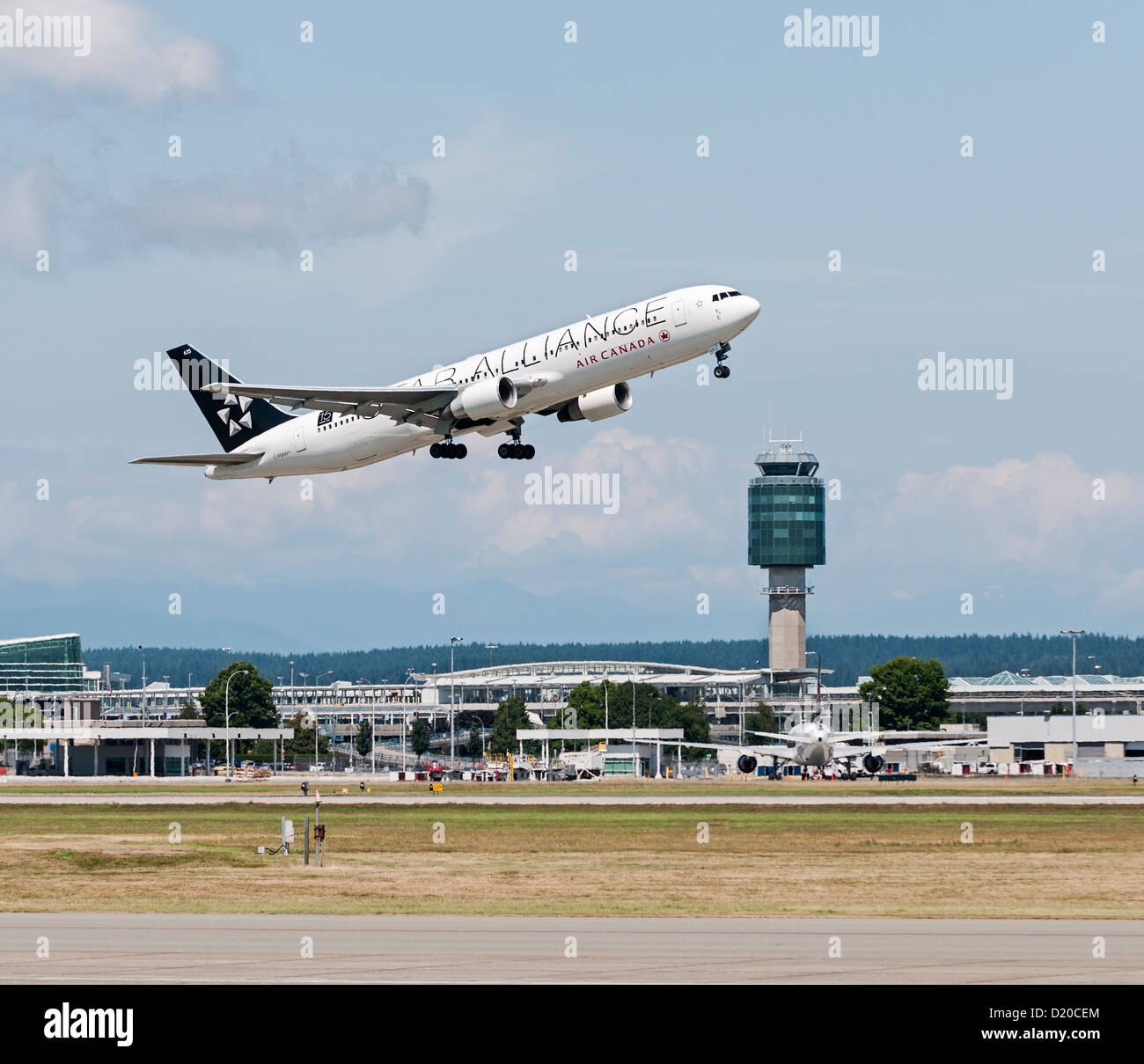 Un Boeing 767-300 d'Air Canada-ER Jetliner, peint dans des couleurs de Star Alliance, quitte l'Aéroport International de Vancouver. Banque D'Images