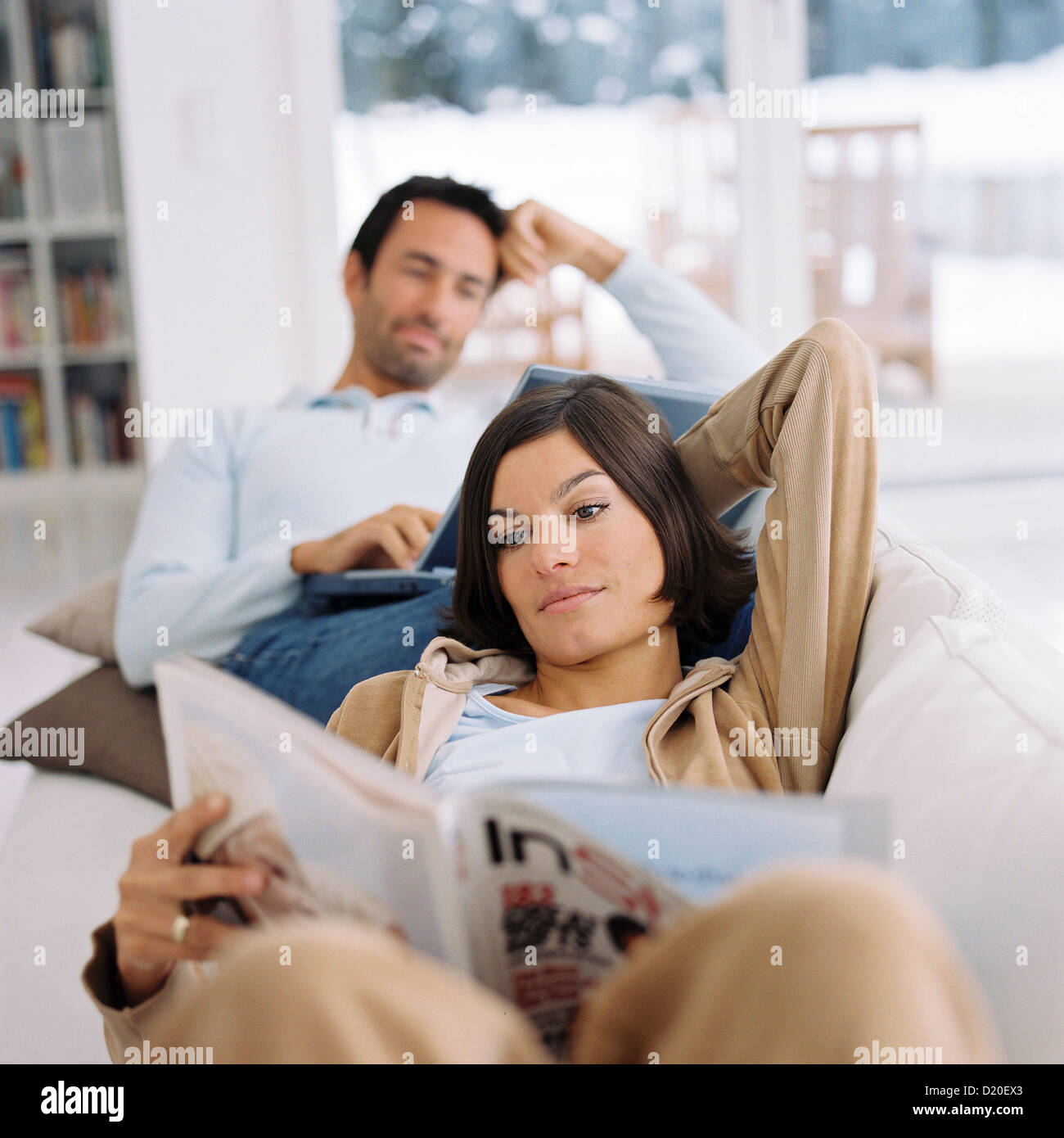 Couple vous détendre sur table à l'exception de licence accueil annonces et panneaux publicitaires Banque D'Images