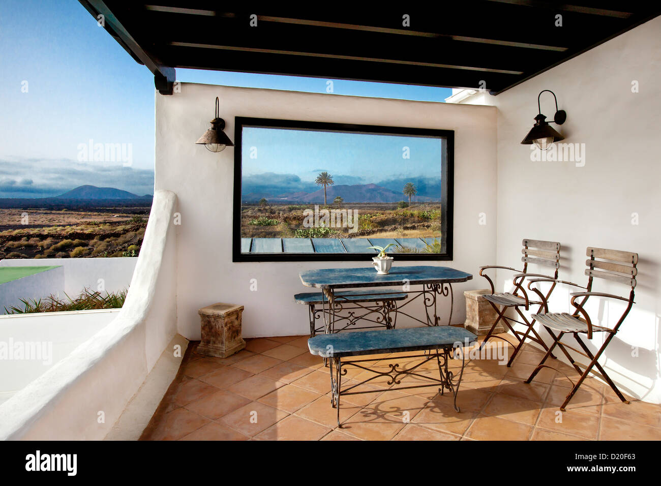 Vue depuis une terrasse sur Yaiza, Lanzarote, Canary Islands, Spain, Europe Banque D'Images