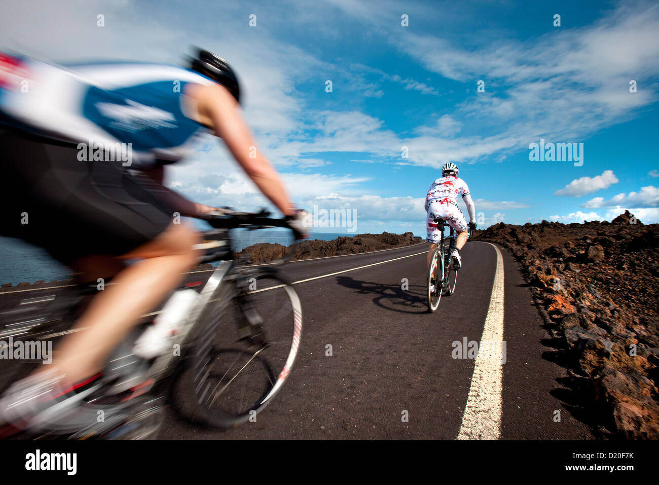 Les cyclistes aux Los Hervideros littoral, falaise, Lanzarote, Canary Islands, Spain, Europe Banque D'Images