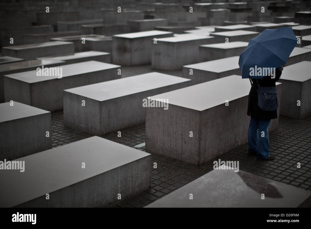 Les touristes visitent le mémorial de l'holocauste pendant la pluie à Berlin, Allemagne, 09 janvier 2013. Photo : MICHAEL KAPPELER Banque D'Images