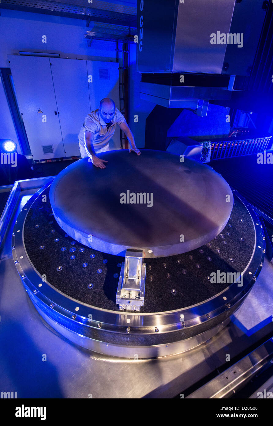 Majid Salimi technicien travaille sur la plus grande machine à la technologie optique campus à Teisnach, Allemagne, 09 janvier 2013. La machine est censée produire en série des miroirs pour les télescopes d'un diamètre de jusqu'à deux mètres de la recherche spatiale. Photo : ARMIN WEIGEL Banque D'Images