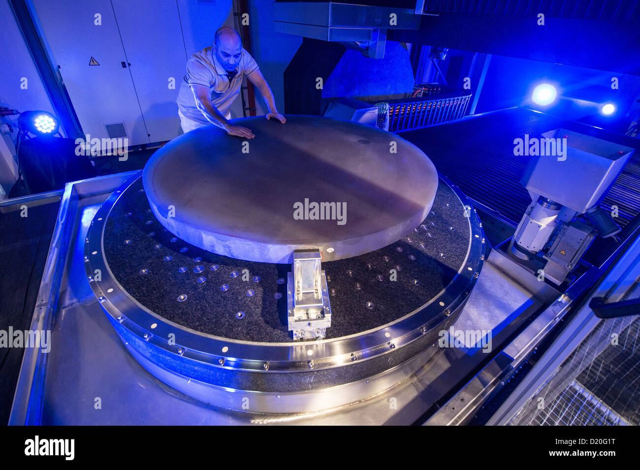 Majid Salimi technicien travaille sur la plus grande machine à la technologie optique campus à Teisnach, Allemagne, 09 janvier 2013. La machine est censée produire en série des miroirs pour les télescopes d'un diamètre de jusqu'à deux mètres de la recherche spatiale. Photo : ARMIN WEIGEL Banque D'Images