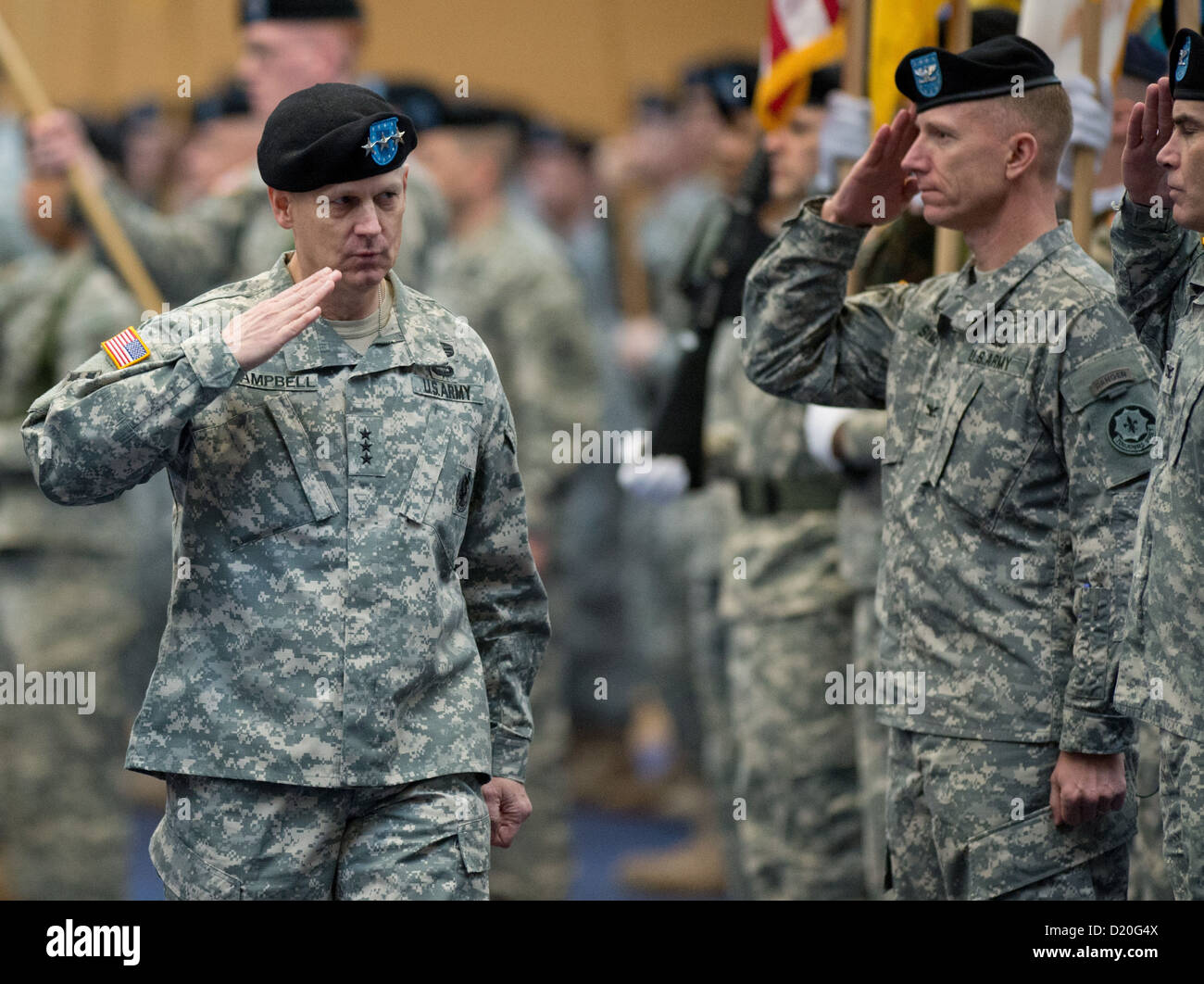 Lieutenant-général Donald M. Campbell Jr. (L) prend le commandement de l'US Army Airfield à Wiesbaden, Allemagne, 09 janvier 2013. Campbell est maintenant le commandant général de l'armée américaine en Europe. Photo : BORIS ROESSLER Banque D'Images