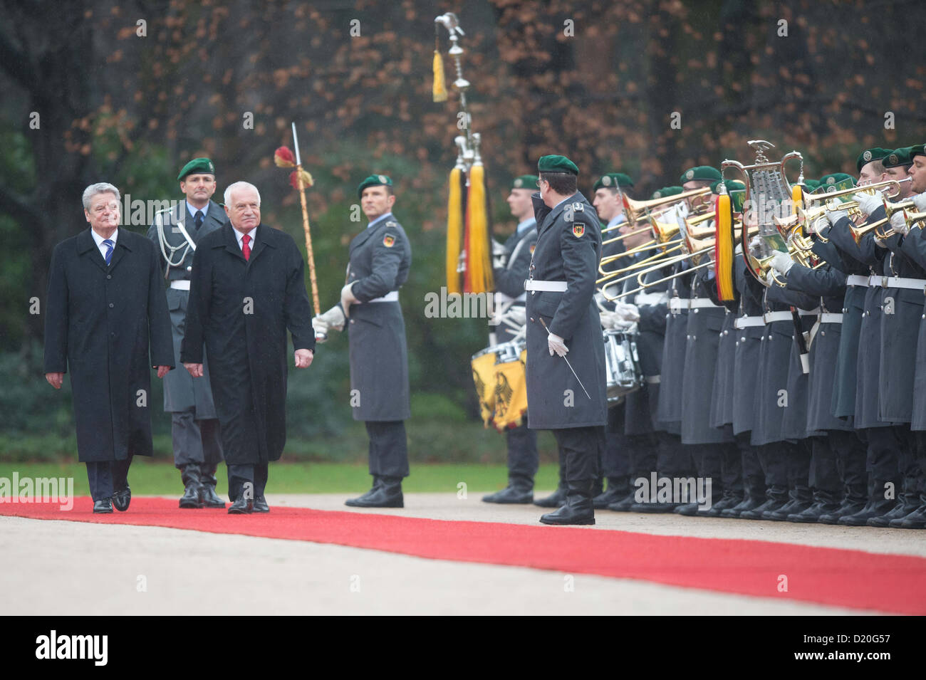 Le Président allemand Joachim Gauck (L) reçoit le président tchèque, Vaclav Klaus, au château de Bellevue à Berlin, Allemagne, 09 janvier 2013. Photo : MAURIZIO GAMBARINI Banque D'Images