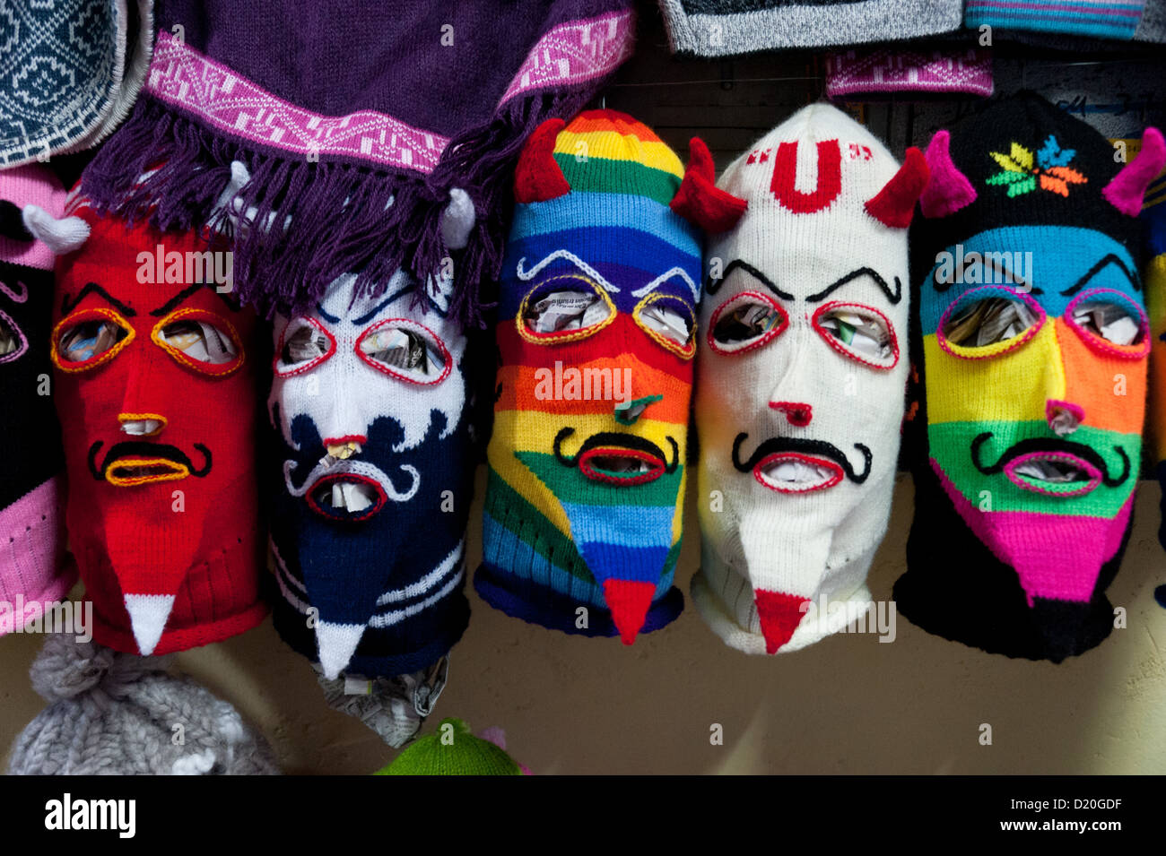 Variété de masques. le drapeau arc-en-ciel est un symbole inca traditionnel et n'a pas de connexion de gay pride Banque D'Images