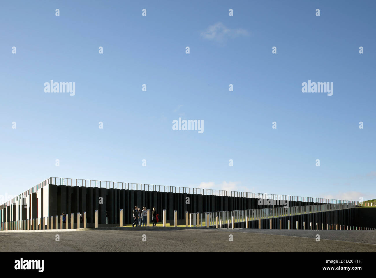 Giant's Causeway Visitor Centre, Bushmills, Royaume-Uni. Architecte : heneghan peng architectes, 2012. Mur en pente avec Meneaux Banque D'Images