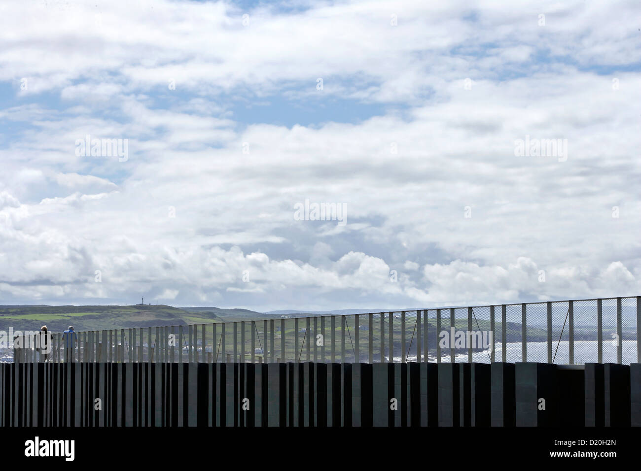 Giant's Causeway Visitor Centre, Bushmills, Royaume-Uni. Architecte : heneghan peng architectes, 2012. Passerelle avec toit en pente Banque D'Images