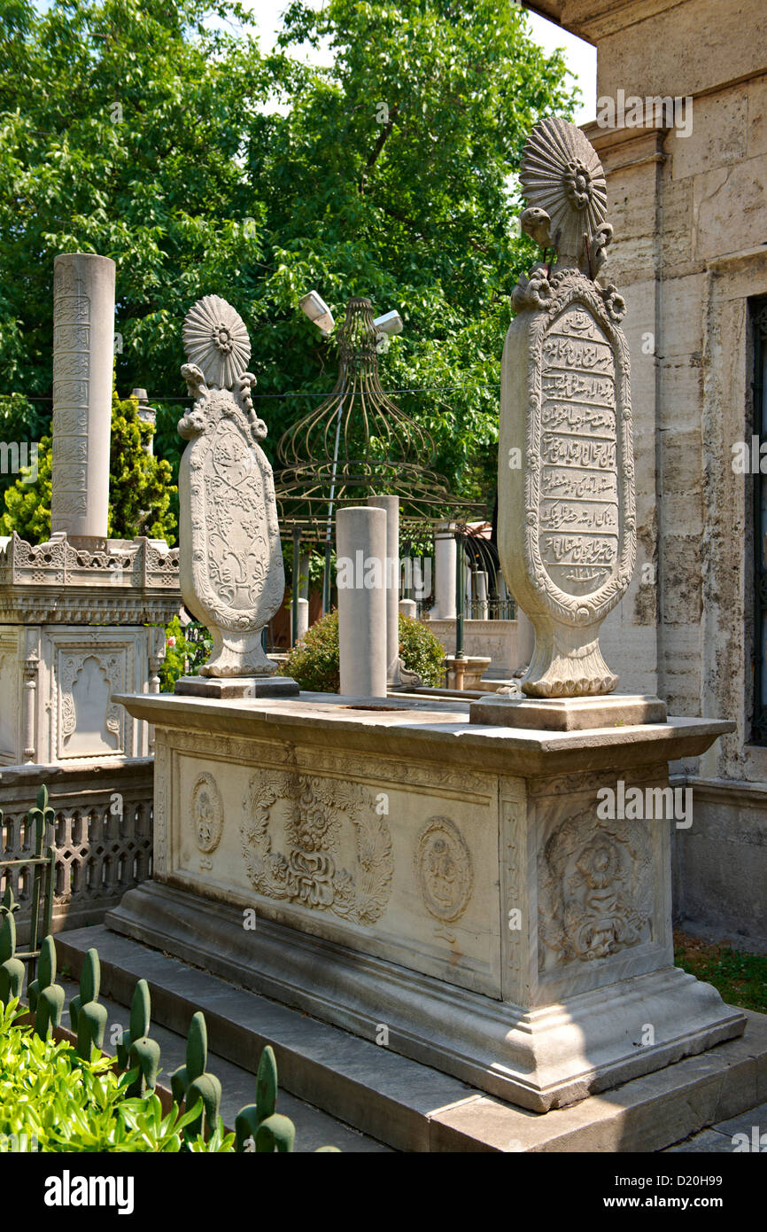 Des pierres tombales islamique dans un cimetière de Fatih, Istanbul Turquie Banque D'Images