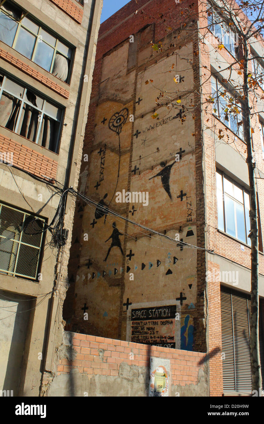 Peinture murale urbaine dans le côté d'un immeuble dans le quartier de Poblenou, alternative quartier 22@, Barcelone, Catalogne, Espagne. Banque D'Images