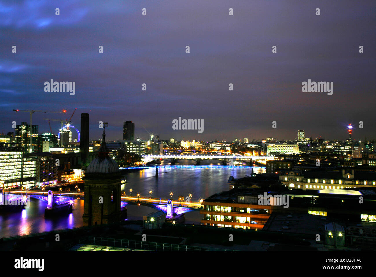 Vue sur l'horizon de la Tamise à partir de la ville de London, UK Banque D'Images