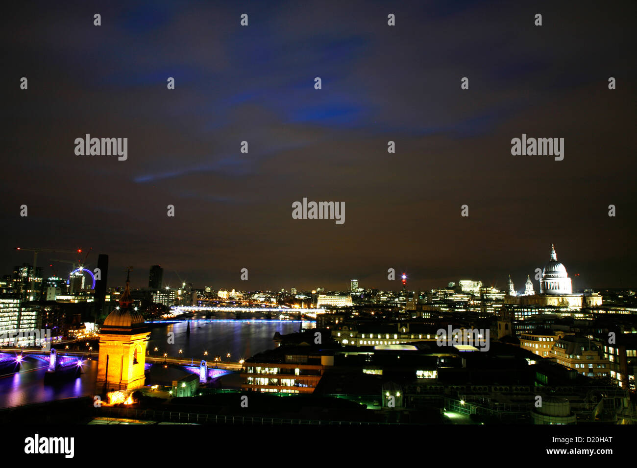Vue sur l'horizon de la Cathédrale St Paul et la Tamise à partir de la ville de London, UK Banque D'Images