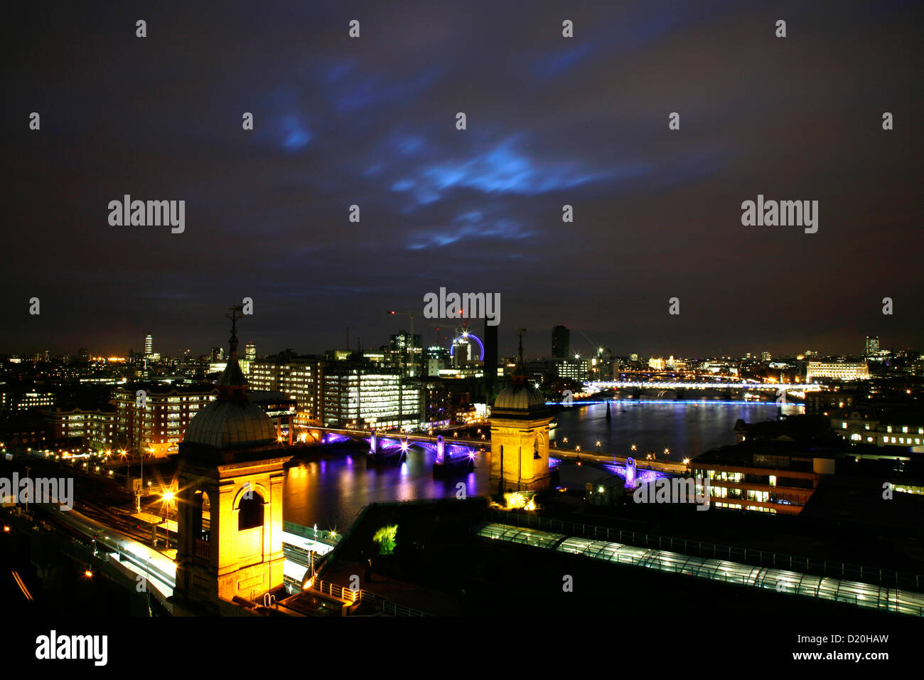 Vue sur l'horizon de la Tamise au-delà de Cannon Street Railway Station, Ville de London, UK Banque D'Images
