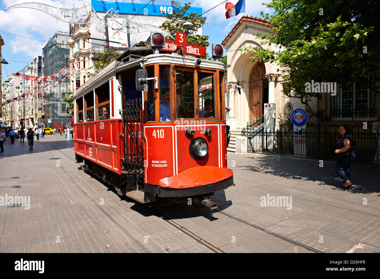 Tramway sur Stiklal Avenue ou la rue Istiklal Caddesi, (.stiklâl Français : Grande Rue de Péra, Istanbul, Banque D'Images