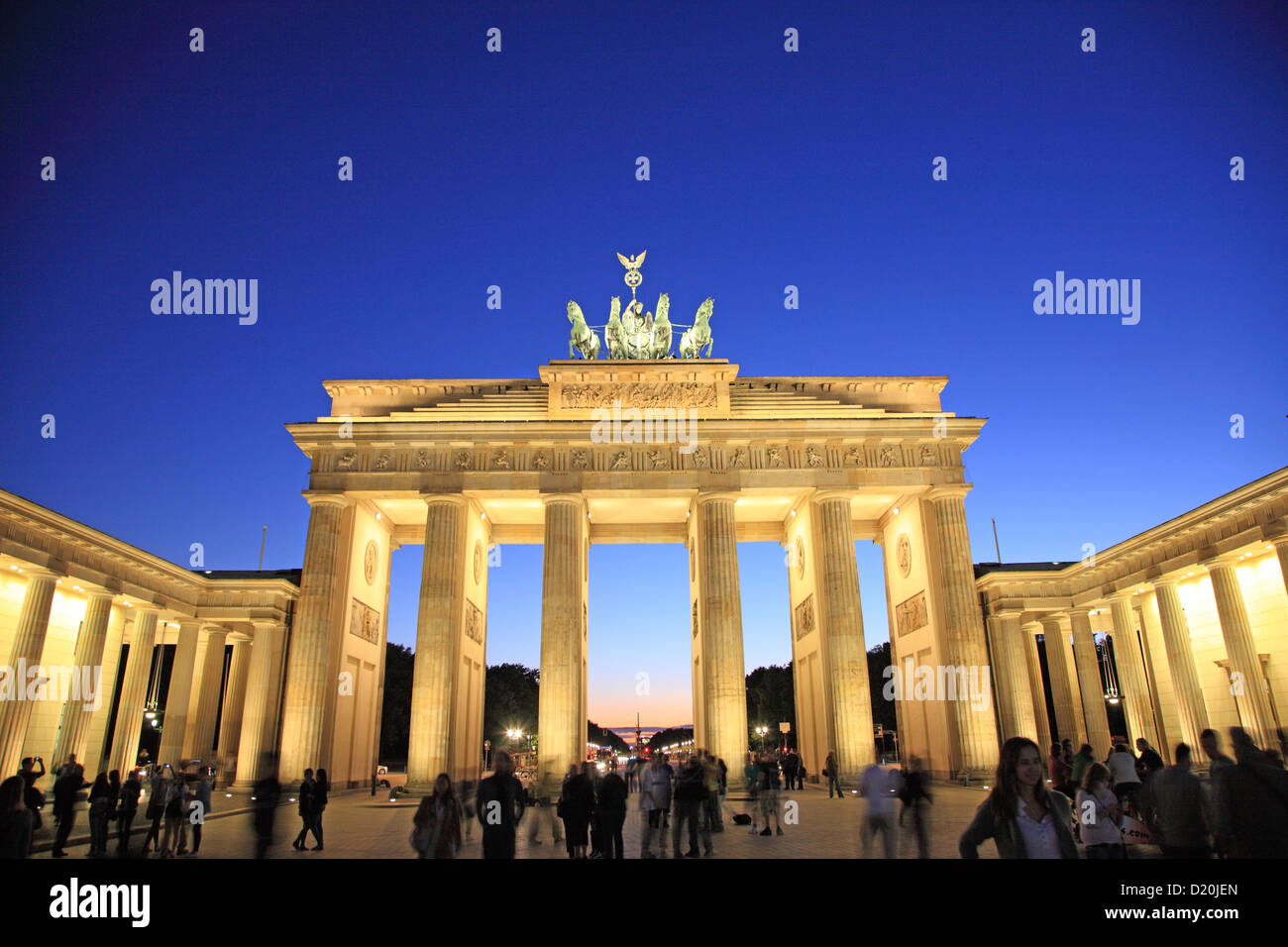 Allemagne, Berlin, Porte de Brandebourg à Pariser Platz, dusk Banque D'Images