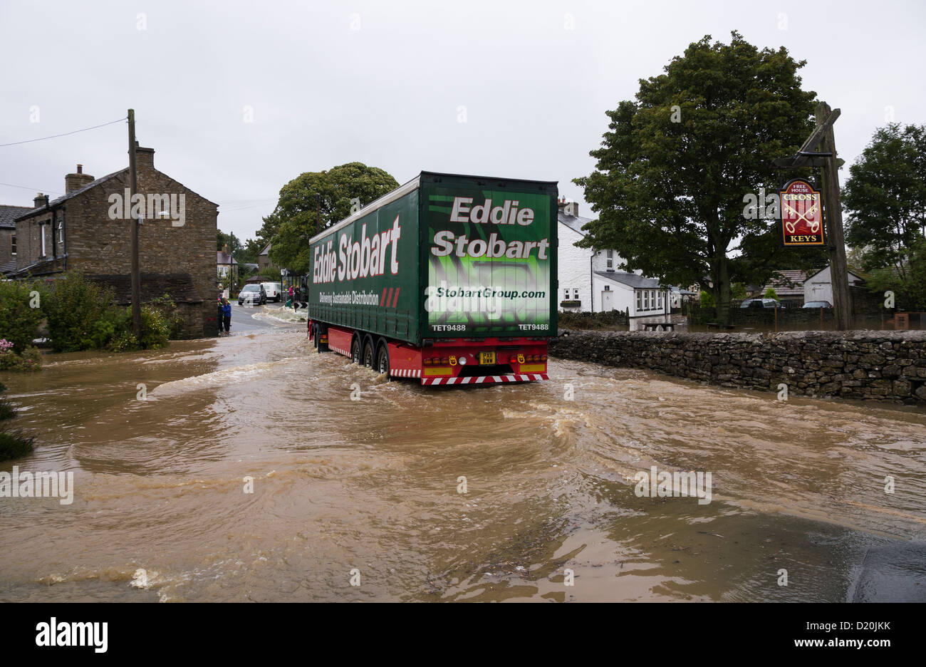 Eddie Sobart camion roulant dans l'eau d'inondation dans la région de Bellerby, Yorkshire du Nord, 2013 Banque D'Images