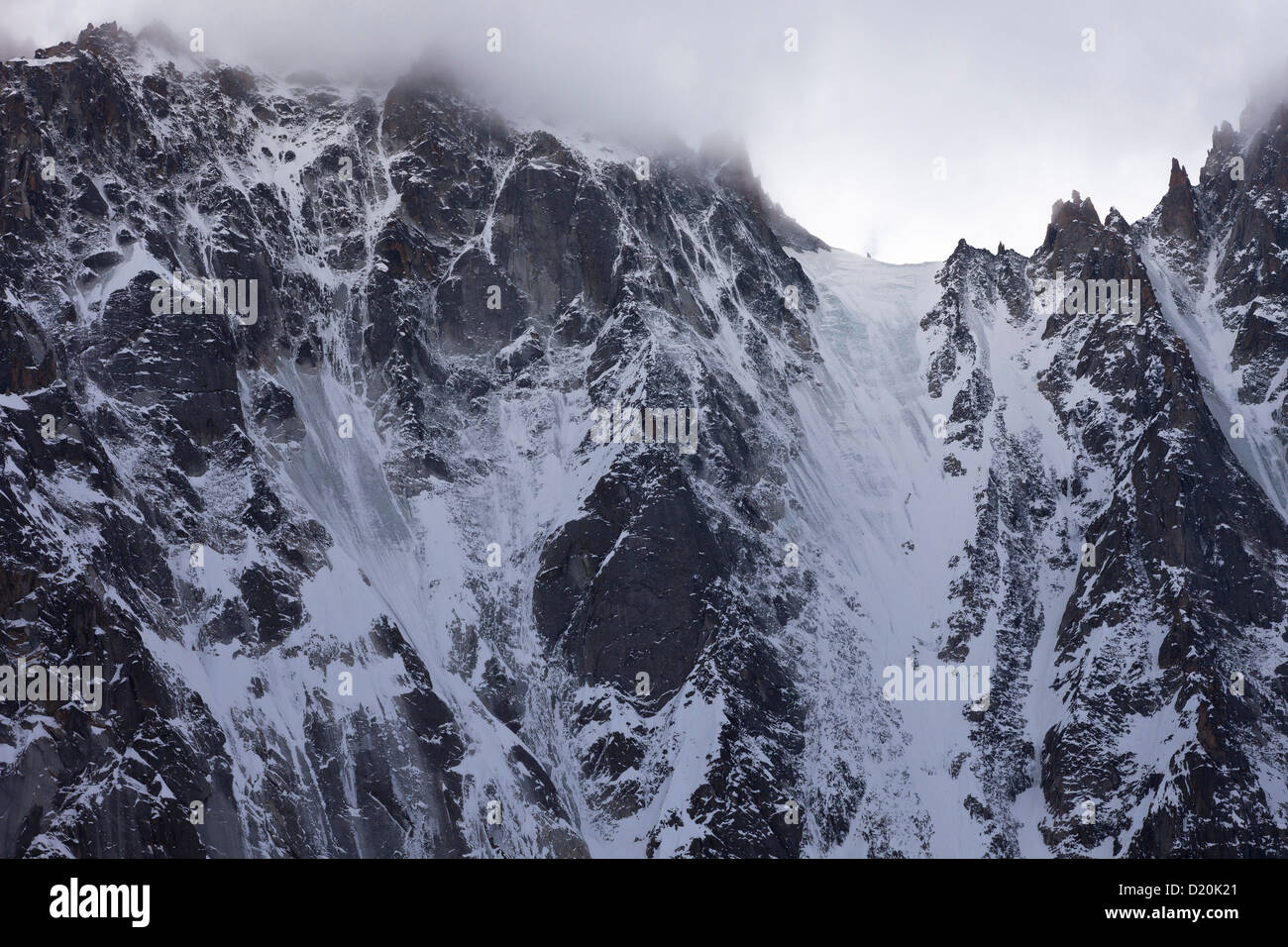 Rochers de glace dans les nuages, Chamonix Mont Blanc, France, Europe Banque D'Images