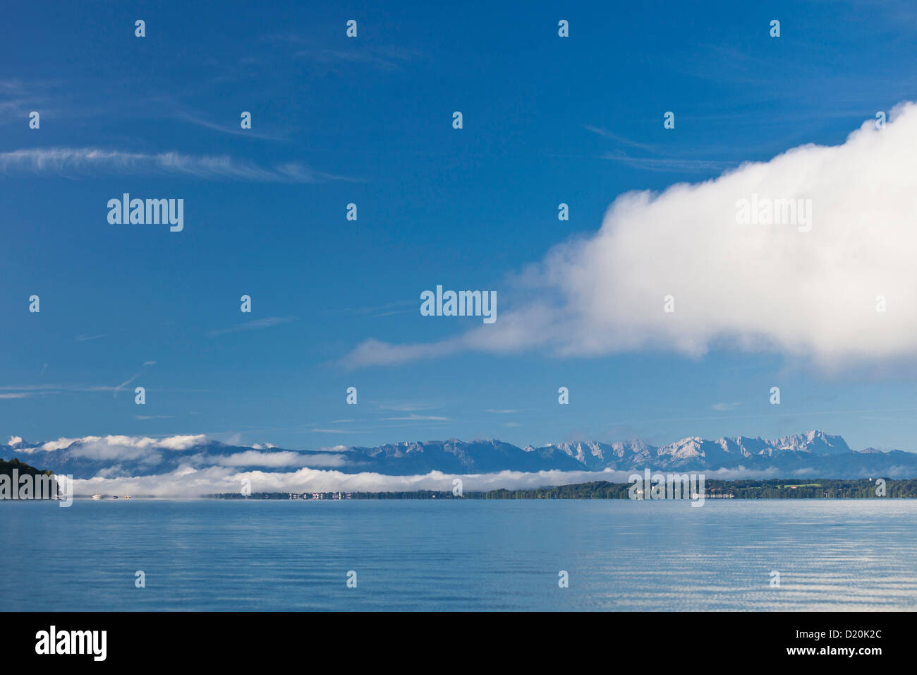 Le Lac de Starnberg avec Alpes et Zugspitze, Upper Bavaria, Germany, Europe Banque D'Images