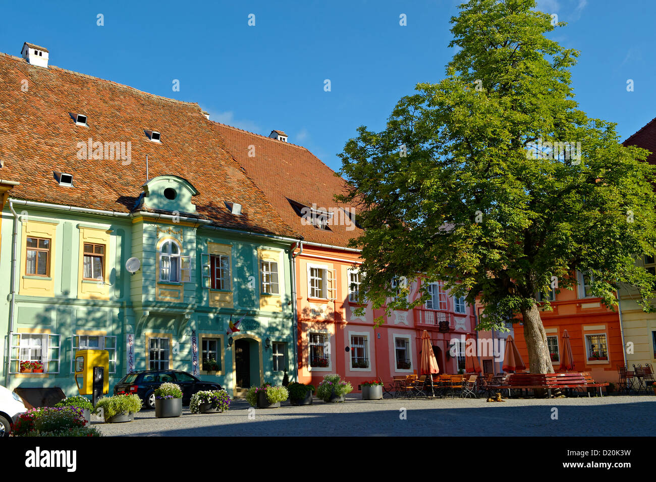 Square à Sighisoara médiévale fortifiée saxonne citadelle, Transylvanie, Roumanie Banque D'Images