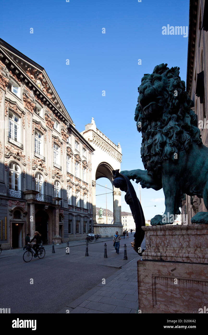 Statue Lion près de Feldherrnhalle, Odeonsplatz, Munich, Haute-Bavière, Allemagne, Europe Banque D'Images