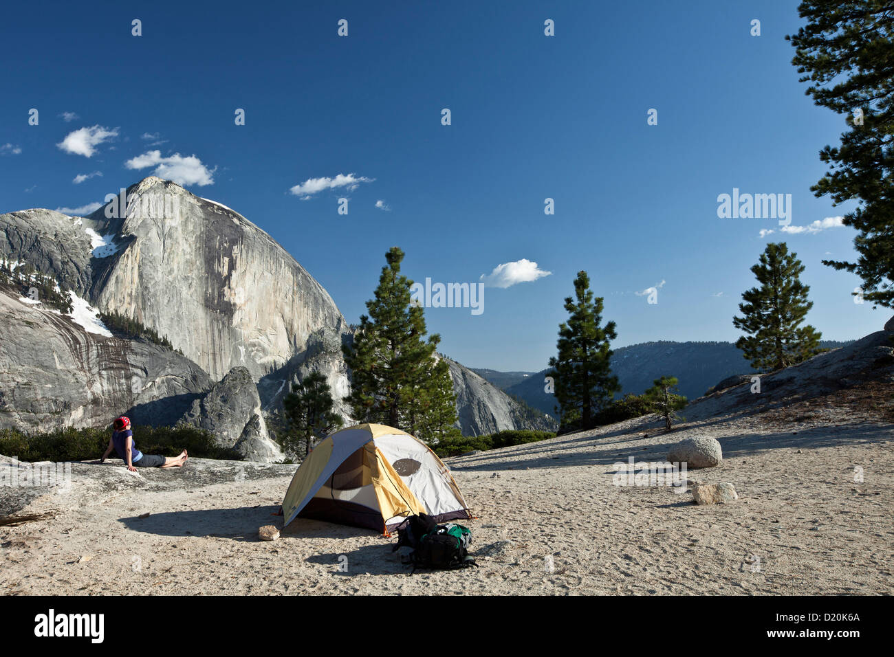 Demi Dôme mountain et tente dans la lumière du soleil, Yosemite National Park, California, USA, Amérique Latine Banque D'Images