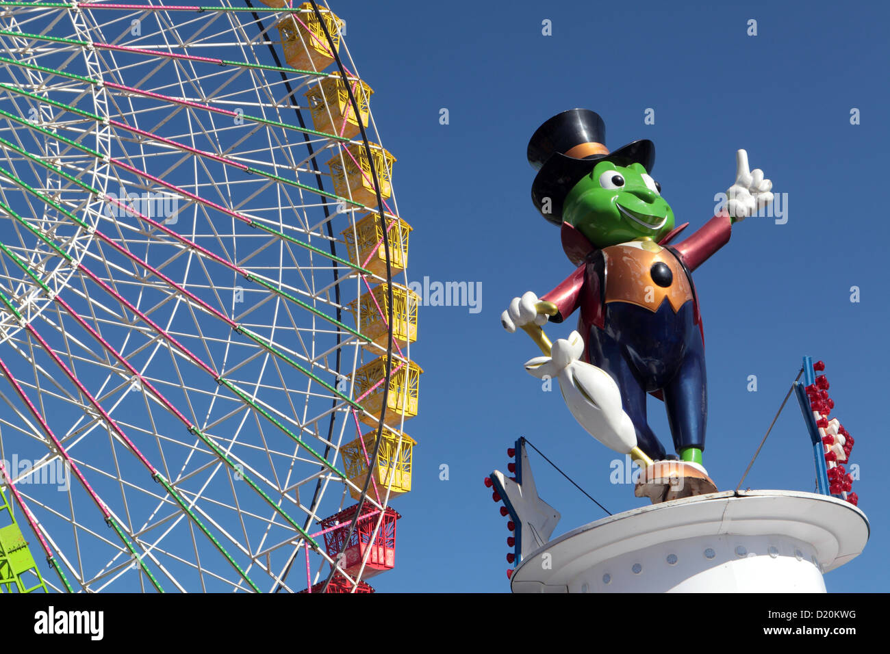Jiminy Cricket, statue figure en face de Grande Roue Ferris à fête foraine Foire, Puerto de la Cruz, Tenerife, Îles Canaries Banque D'Images