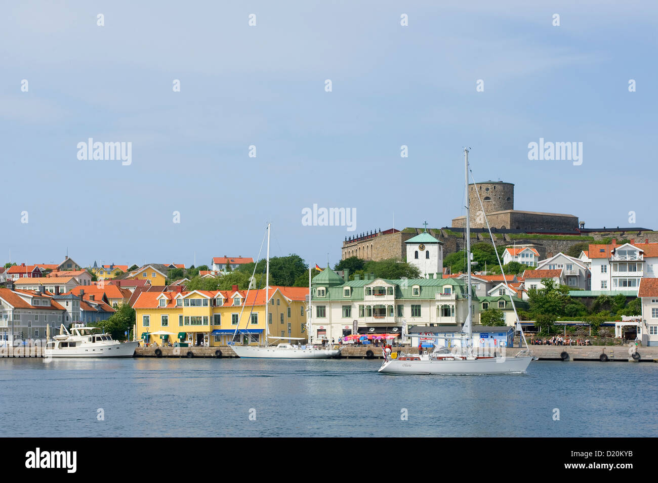 Vue de port avec fort Carlsten, Marstrand, Bohuslan, Vastra Gotalands lan, la Suède, Europe Banque D'Images