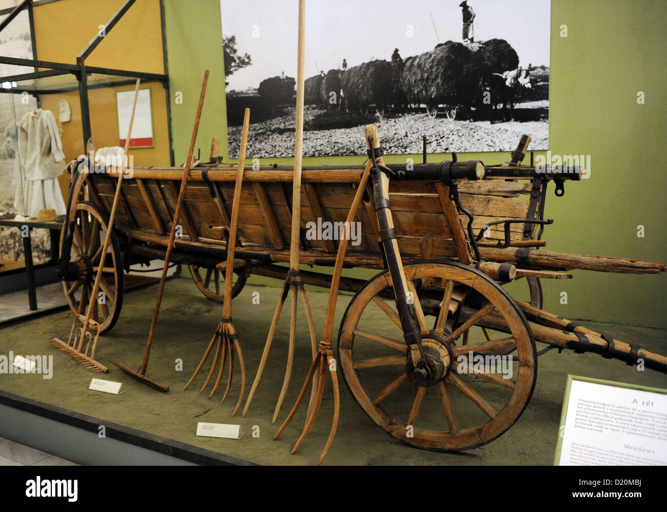 Les outils utilisés pour recueillir l'hay. Musée ethnographique. Budapest. La Hongrie. Banque D'Images