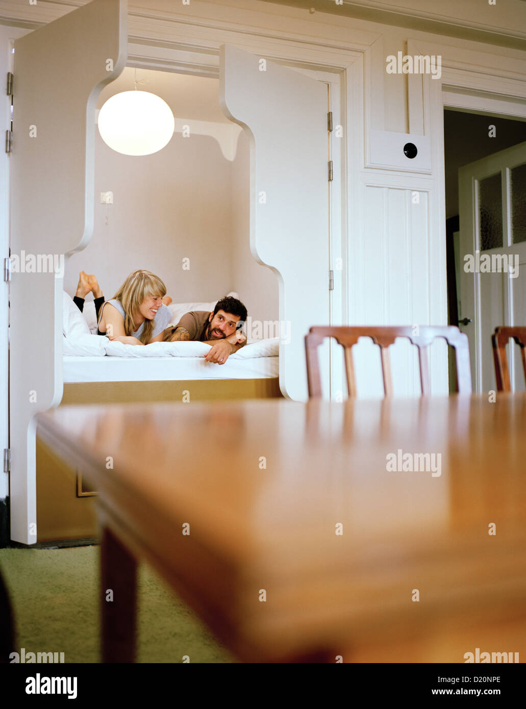 Couple dans une armoire lit d'un 4 étoiles Chambre à l'Hôtel Lloyd,  Zeeburg, Amsterdam, Pays-Bas Photo Stock - Alamy