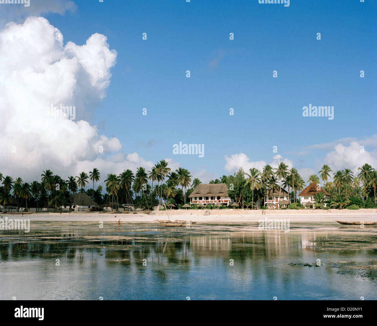 Plage de Blue Oyster Hotel durant la marée basse, Jambiani village, Zanzibar, Tanzanie, Afrique de l'Est Banque D'Images