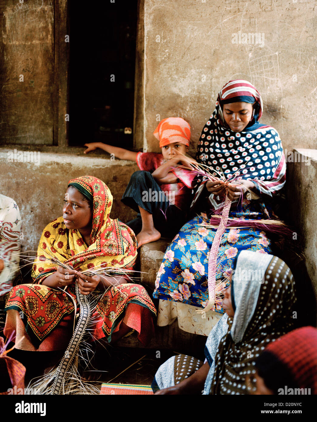 Ukili traditionnels, à tresser les feuilles de palmier date obtenir braid dans des sacs, de l'artisanat projet Moto, près de coopérative (Kisomanga Uroa), EAS Banque D'Images