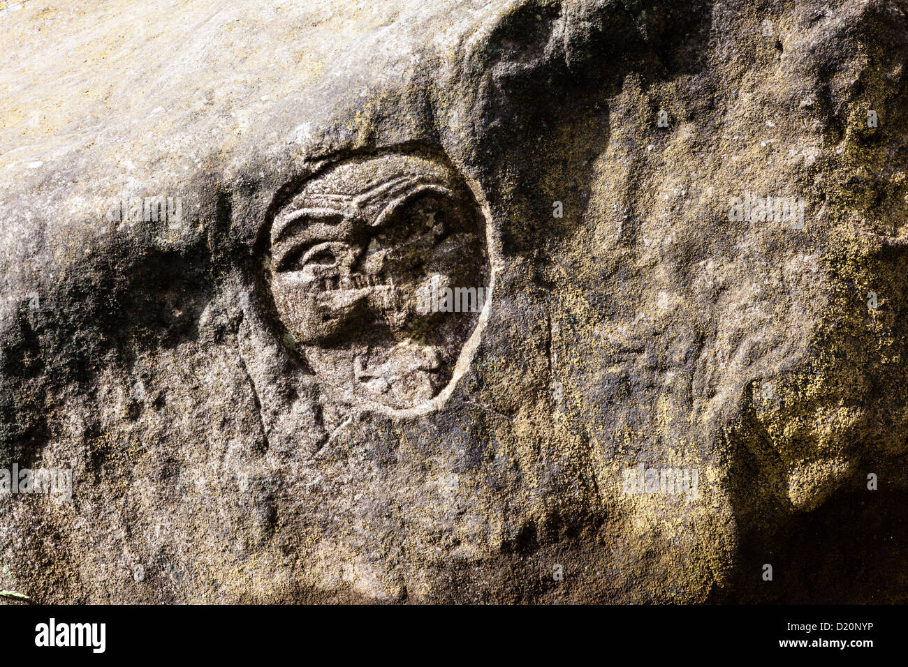 Rock historique sculpture d'un visage près Backstone Beck, Ilkley Moor, West Yorkshire, Royaume-Uni Banque D'Images