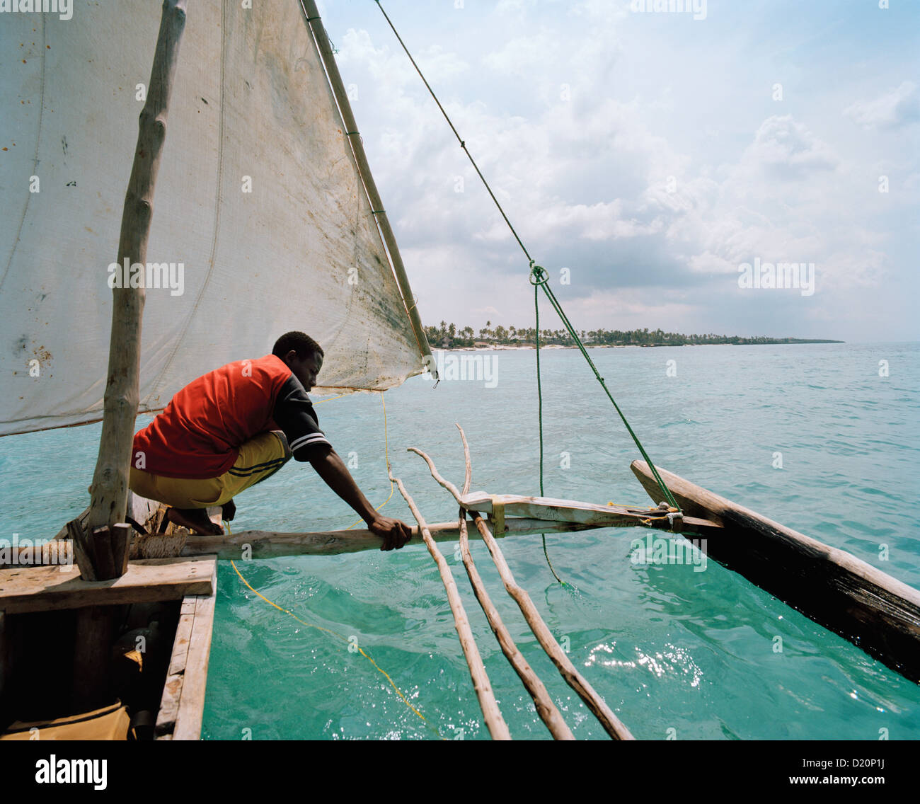 Voyage avec voile canoë traditionnel, près de village de Matemwe, devant la côte est du nord, Zanzibar, Tanzanie, Afrique de l'Est Banque D'Images