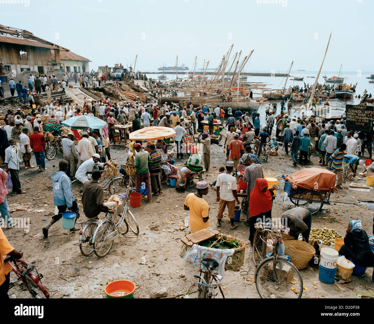 Marché du poisson au vieux port en dhow, commerçants et clients, voiliers se chargeait, Malindi, Zanzibar Town, Zanzibar, Tanzanie Banque D'Images