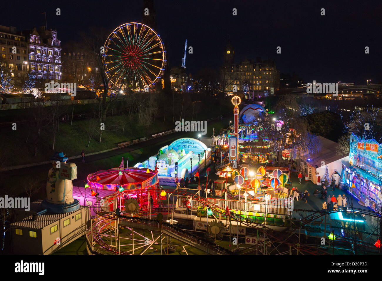 L'hiver, Édimbourg - Edinburgh 'Noël' les jardins de Princes Street fête foraine la nuit. Banque D'Images